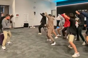 夢に向かって旅立つ友に、空港でハカを踊って送り出すニュージーランドの若者たちの友情物語