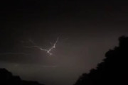 夜のハイウェイで撮影された稲妻の美麗映像