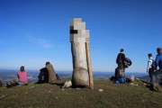 アルプス山麓で「男性器の巨大彫刻」が行方不明に→ 以前より少し大きくなったブツが建てられ地元民困惑ｗｗｗｗ