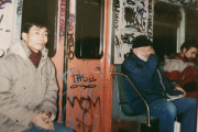 海外「日本の電車は超綺麗だからな、もしこの写真の人が日本人だったら汚さにビックリだよ」33年前はこんなに汚かったのか！ 当時のニューヨークに初めて行った人の写真が話題にｗｗｗ