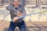 「最初はゆっくりだけど…」棒を高速スピンさせるテクニックを披露する男性