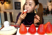 韓国人「日本人がまた発狂してる‥」韓国の美少女が巨大な韓国イチゴを頬張って居る動画に、日本人が「日本イチゴのパクリだ」「日本品種だ」と罵倒書き込み！