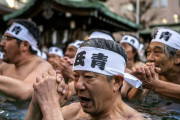【海外】「クールだ！」日本のとある神社で行われた寒中水浴大会が凄すぎると海外で話題に！