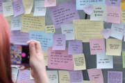 大学街で見えにくくなった韓国フェミニズム、反応欄では「嫌悪の結果だ」と強い反発も