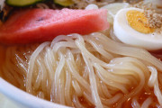 韓国人「日本人が韓国起源の冷麺にとんでも無い物を入れて食って居る事が判明‥しかも冷麺なのにぬるい」　韓国の反応