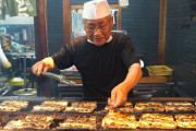 京極かねよのうなぎ職人の技をご覧ください。外国人「世界で一番美味しい魚だよね」