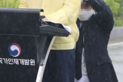 職員を地面にひざまずかせて傘を持たせた韓国法務部次官…批判殺到＝韓国の反応