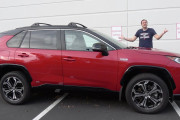 【海外の反応】トヨタRAV4のPHVはショッキングなほど速くて効率的なSUV！