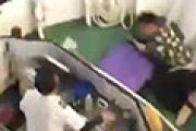 令和で道頓堀に飛び込もうとした男が通りがかった船の上に叩きつけられる映像が話題に 海外の反応