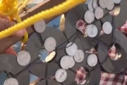 一種の賽銭泥棒？ガンジス川に投げ入れられた硬貨を磁石を使って回収する映像