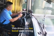 バス運転手「運転中ヒマだわーペンいじいじ」→　追突！