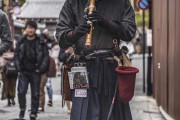外国人「京都で笛を吹く男と和風の犬に遭遇、まるでゲームのボスだ」