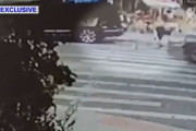 海外「アジア人女性を走っている車の前に押し出す黒人女」