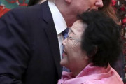韓国人「トランプ大統領に抱き着いた元慰安婦イ・ヨンスは、偽慰安婦だった‥彼女は慰安婦被害者では無く、友達が慰安婦だったと尹美香が証言‥　韓国の反応