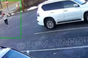 海外「自分の赤ん坊が乗った車を盗まれる女性」