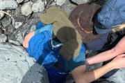 【海外】700ポンドの岩に押しつぶされたアラスカの男性、妻の助けで奇跡の生還！
