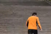 中国の都市には永遠に階段が続きそうなエリアがある…あまりの長さにカメラマンはギブアップ
