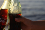 コカコーラのビンがどんな進化をしてきたのか…1899年～1986年の比較