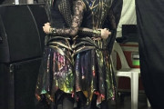 【海外】新しいバックステージの写真はBABYMETALの間の絆を示している