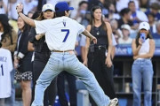 韓国人「BTSのVがついにメジャー登場、大谷と抱き合った瞬間がこちら」→「スター同士の化学反応に鳥肌…（ﾌﾞﾙﾌﾞﾙ」