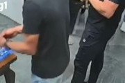 海外「射撃場で間違って友人の胸を撃ってしまう男…射撃場は危険なので注意しよう」