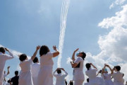 海外　日本の空軍のパイロットが医療従事者に敬意の飛行