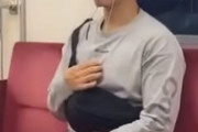 地下鉄で見かけた変わったメガネの日本人が海外で話題に・・・・　海外の反応