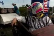 クレイジーな手作りカーレース「レッドブル・ソープボックス 」で、バックでゴールする猛者が海外で話題にｗｗｗ海外の反応