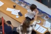 回転寿司にて、この親にしてこの子あり。子どもの教育は親がしっかりしないとダメだよな・・・。海外の反応