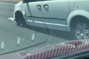 左前タイヤ＆ホイールが無い状態でハイウェイを走る車を目撃！