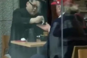 外国人「日本でトランプと金正恩のそっくりさんがお茶してる(笑)」