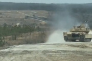 韓国人「戦車の砲弾速度を体感してみよう」