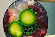 外国人「刺し身とアスパラガスで創作寿司を作ってみたぞ！」