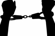 「女性警官がピンクの手錠を持っているんだけど…」逮捕されたい人が続出する