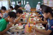 【海外の反応】「日本の学校給食プログラムは世界が学ぶべき」日本の給食。