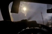 海外「【閲覧注意】雨の中を猛スピードで片手運転をして歩行者を轢き殺す警察」