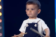 海外オーディション番組で、見事なドラムさばきの2歳児に審査員ド肝をを抜かれるｗｗ海外の反応