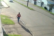 バイカーさん、正面から車に衝突！体が宙に浮き100点満点の着地を決めてしまう　海外の反応