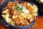 「全部食べたら心臓発作おこしそう！」秋葉原の肉盛りラーメンがヤバかった 海外の反応