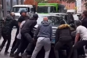 迷惑駐車で動けないバスの為、通行人らが協力して車を持ち上げ移動させる
