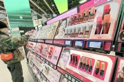 韓国の化粧品がアメリカ市場でトップ❗️...歓喜の声の裏で「トランプ関税対象になりそう...」と懸念の声も...