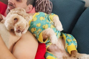 【海外】「家事から生還した犬が見つけた理想の家族！ボンボンの新しい生活とその名付け秘話」
