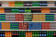 「このドリンクの陳列棚は…よく見ると必ず驚くはず」中国の目立たないアートが海外で話題に！　海外の反応
