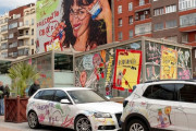 子供たちが落書きし放題？と思ったらKFCとお菓子会社の広告だった（スペイン）
