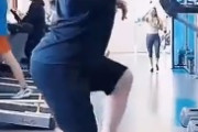 ジムのトレーニングマシンを使ってコミカルな動きをする変なおじさんが海外で話題に