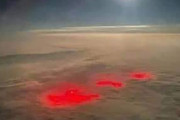 パイロットが見た驚愕の光景。雲を通して大西洋の海が赤く光る