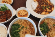 【中国の反応】中国人感動！席数が半分なら2倍食べることにする日本人w「こういう日本人スキ」
