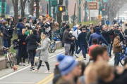 海外「ニューヨークは未だに危機意識がない。米海軍の巨大病院船を見にたくさんの人が集まる」