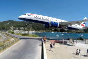 超低空で滑走路に着陸しようとする旅客機に観光客も大興奮！ギリシャ・スキアトス空港のド迫力映像！