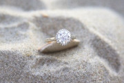 婚約指輪を8時間以上探し続けた女性、トレジャーハンターに依頼すると40分で見つかるｗｗｗｗｗ